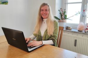 Thersa, on her PC, coaching